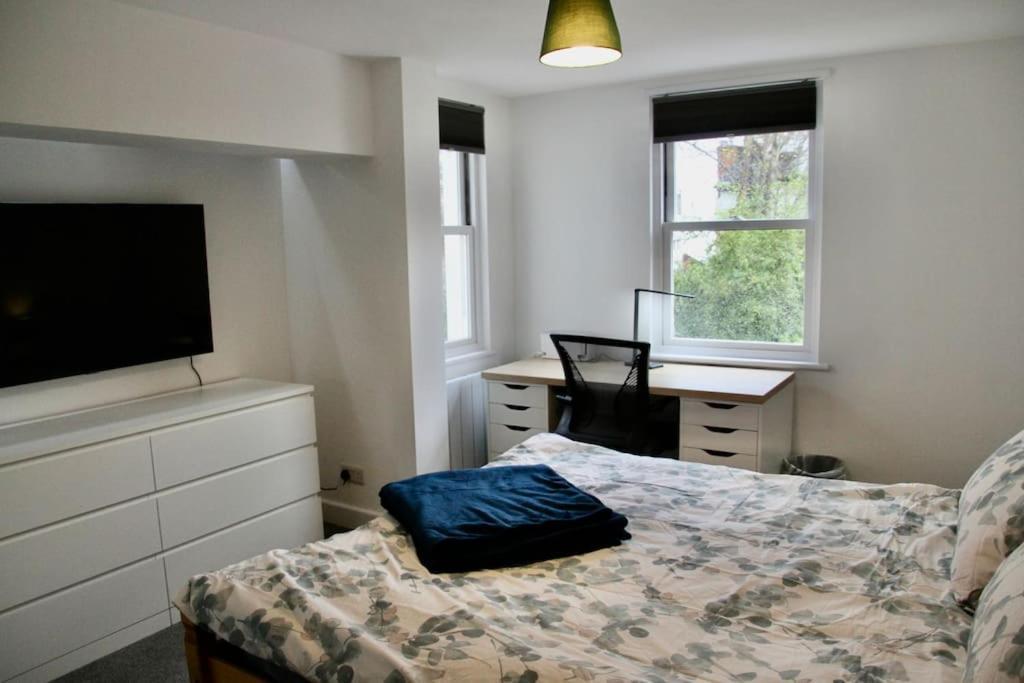 Vernon Place Town Centre, Vernon Cottage 3-Bed With Parking, 1A Vernon Court 2-Bed With Parking, 1B Studio No Parking, Off The High Street Next To Sandford Park Cheltenham Exterior photo