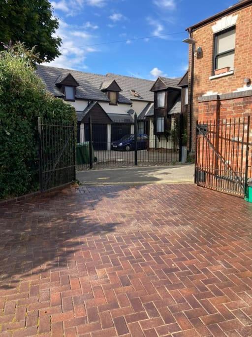 Vernon Place Town Centre, Vernon Cottage 3-Bed With Parking, 1A Vernon Court 2-Bed With Parking, 1B Studio No Parking, Off The High Street Next To Sandford Park Cheltenham Exterior photo