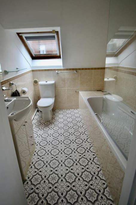 Vernon Place Town Centre, Vernon Cottage 3-Bed With Parking, 1A Vernon Court 2-Bed With Parking, 1B Studio No Parking, Off The High Street Next To Sandford Park Cheltenham Exterior photo