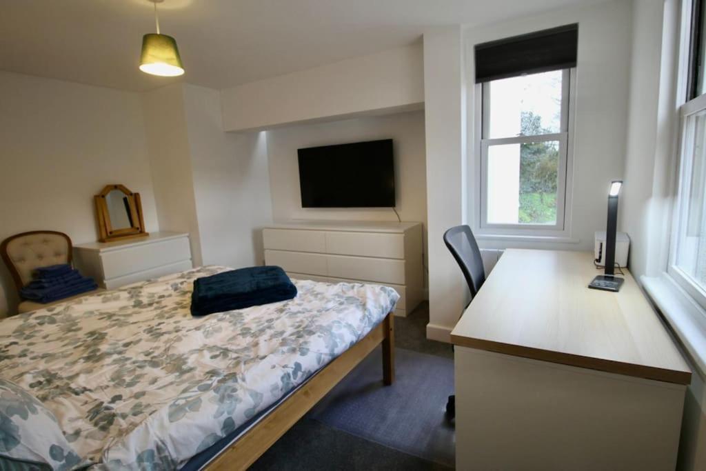 Vernon Place Town Centre, Vernon Cottage 3-Bed With Parking, 1A Vernon Court 2-Bed With Parking, 1B Studio No Parking, Off The High Street Next To Sandford Park Cheltenham Exterior photo