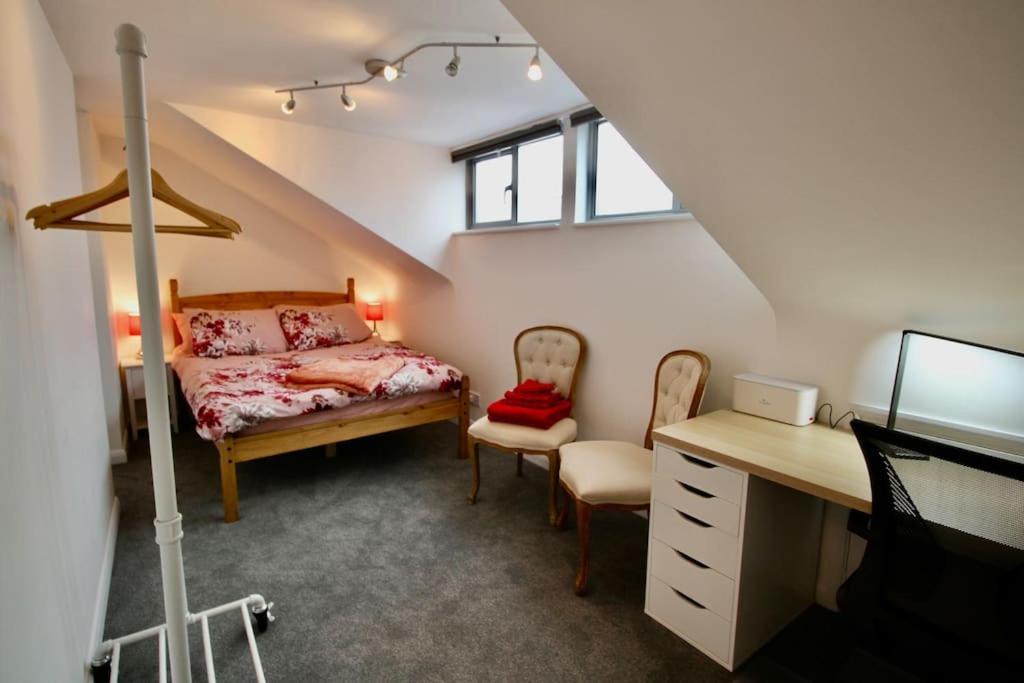 Vernon Place Town Centre, Vernon Cottage 3-Bed With Parking, 1A Vernon Court 2-Bed With Parking, 1B Studio No Parking, Off The High Street Next To Sandford Park Cheltenham Exterior photo