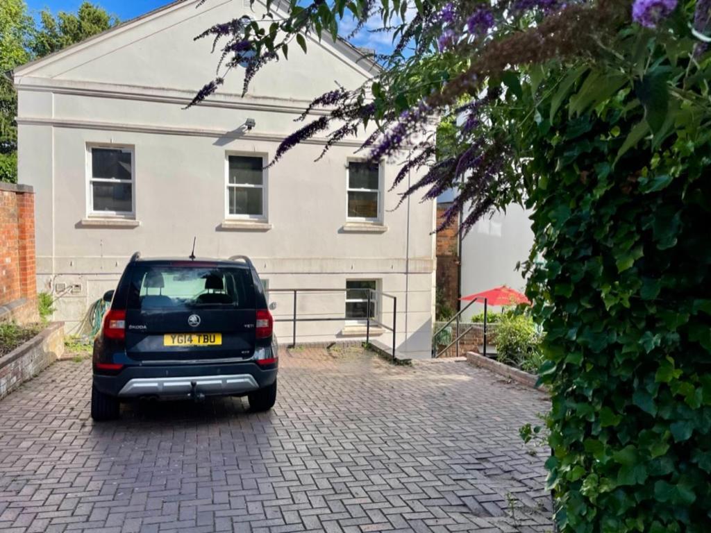 Vernon Place Town Centre, Vernon Cottage 3-Bed With Parking, 1A Vernon Court 2-Bed With Parking, 1B Studio No Parking, Off The High Street Next To Sandford Park Cheltenham Exterior photo