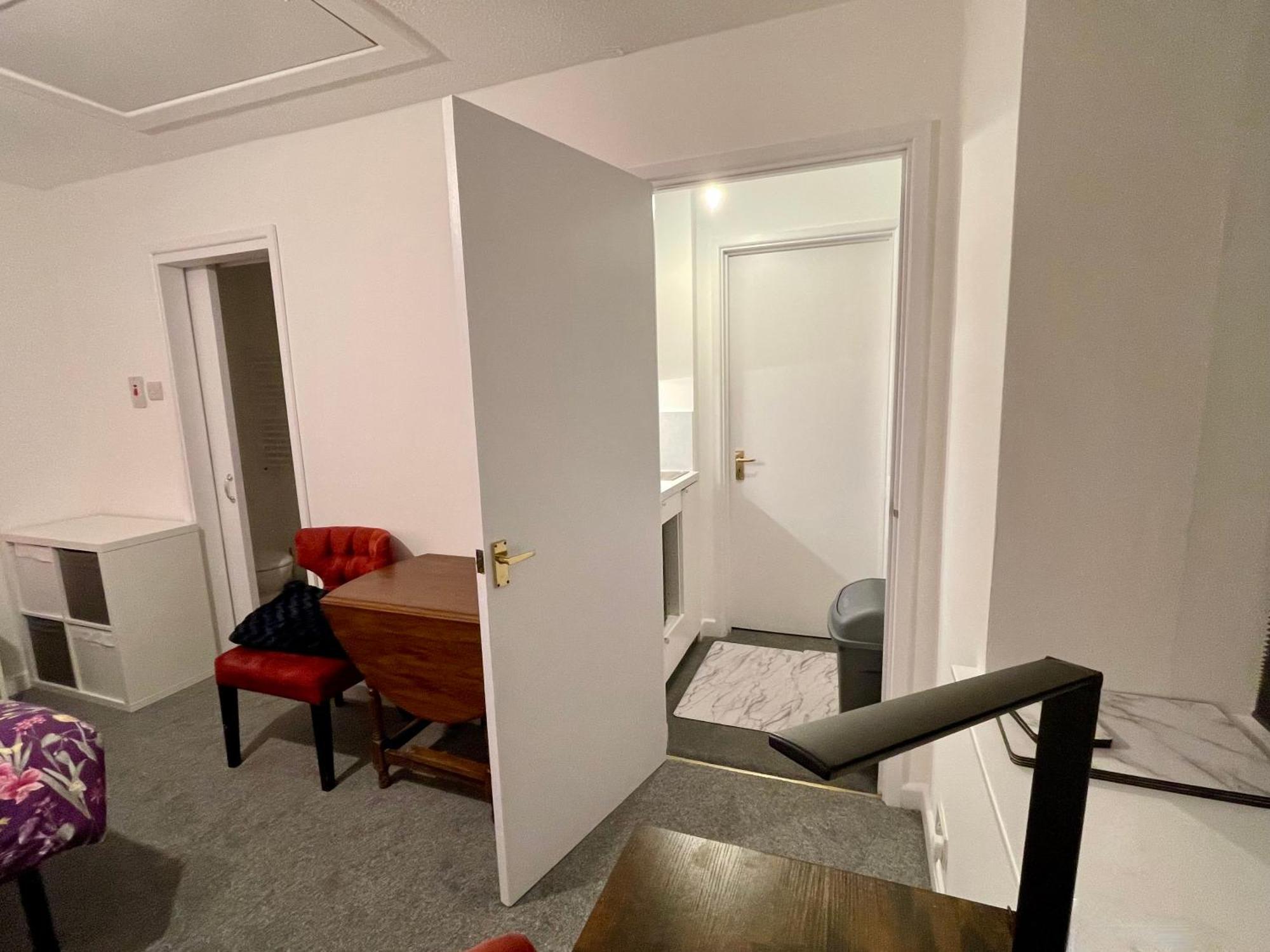 Vernon Place Town Centre, Vernon Cottage 3-Bed With Parking, 1A Vernon Court 2-Bed With Parking, 1B Studio No Parking, Off The High Street Next To Sandford Park Cheltenham Exterior photo