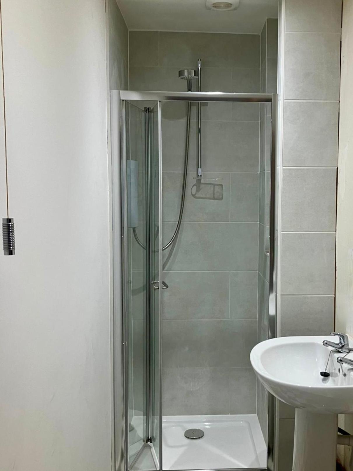 Vernon Place Town Centre, Vernon Cottage 3-Bed With Parking, 1A Vernon Court 2-Bed With Parking, 1B Studio No Parking, Off The High Street Next To Sandford Park Cheltenham Exterior photo