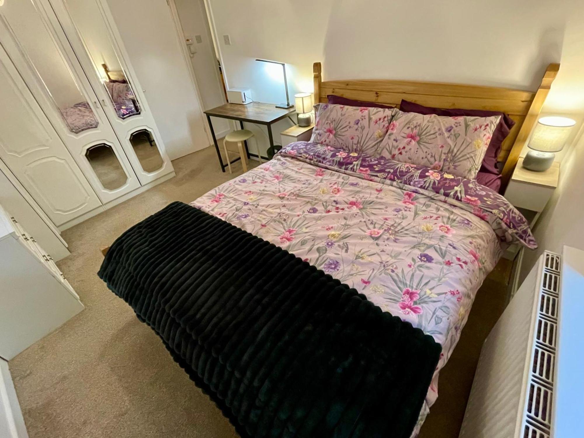 Vernon Place Town Centre, Vernon Cottage 3-Bed With Parking, 1A Vernon Court 2-Bed With Parking, 1B Studio No Parking, Off The High Street Next To Sandford Park Cheltenham Exterior photo