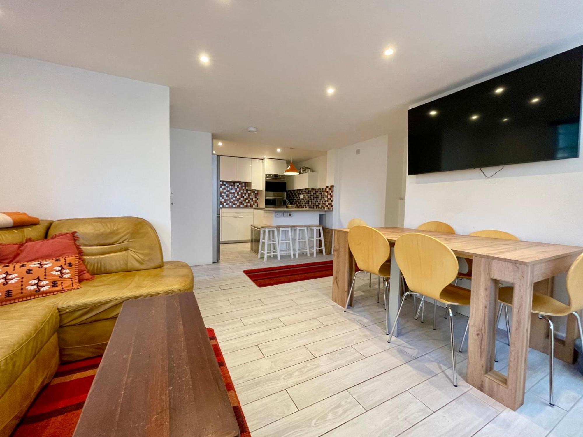Vernon Place Town Centre, Vernon Cottage 3-Bed With Parking, 1A Vernon Court 2-Bed With Parking, 1B Studio No Parking, Off The High Street Next To Sandford Park Cheltenham Exterior photo