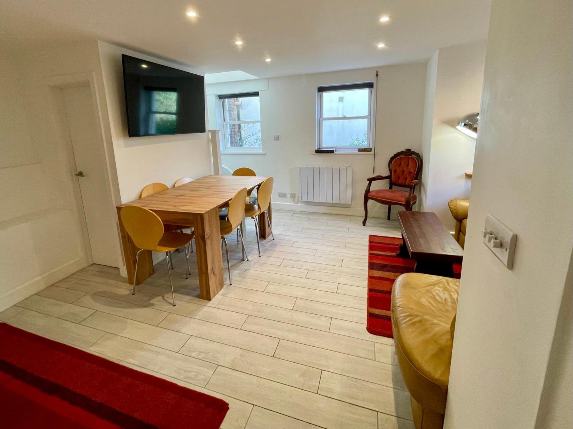 Vernon Place Town Centre, Vernon Cottage 3-Bed With Parking, 1A Vernon Court 2-Bed With Parking, 1B Studio No Parking, Off The High Street Next To Sandford Park Cheltenham Exterior photo