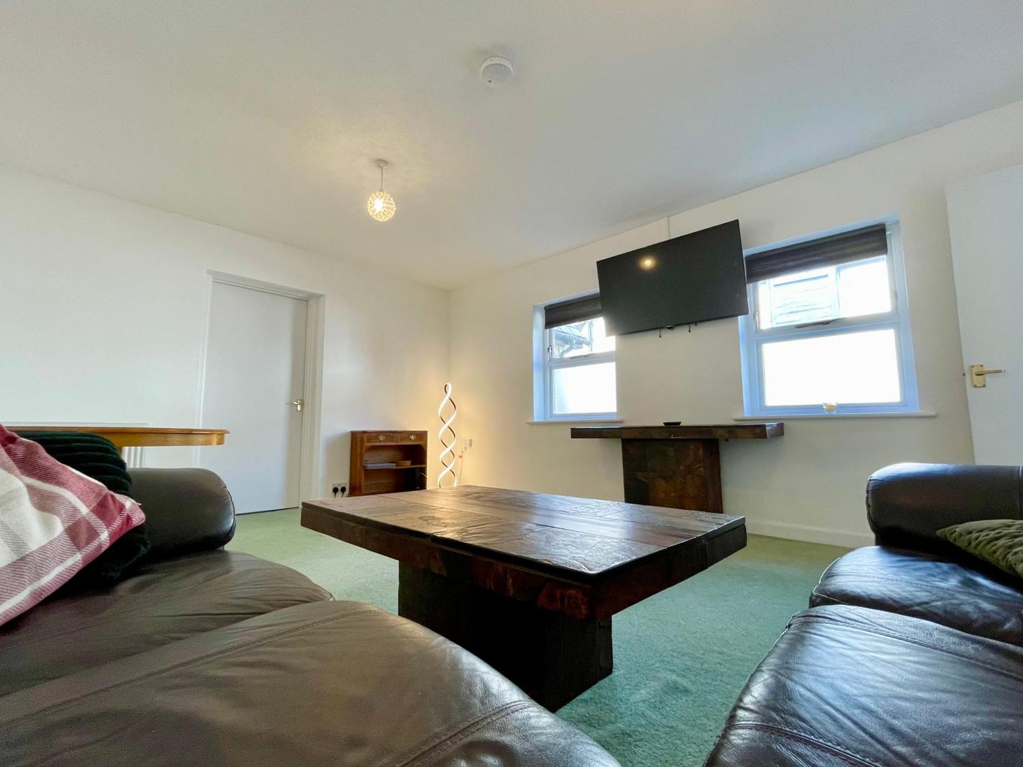 Vernon Place Town Centre, Vernon Cottage 3-Bed With Parking, 1A Vernon Court 2-Bed With Parking, 1B Studio No Parking, Off The High Street Next To Sandford Park Cheltenham Exterior photo